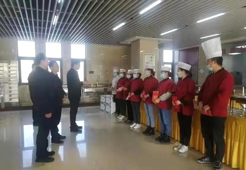 工業(yè)園區(qū)管委會、泓源公司慰問園區(qū)機(jī)關(guān)保安門衛(wèi)等一線人員(圖3)
